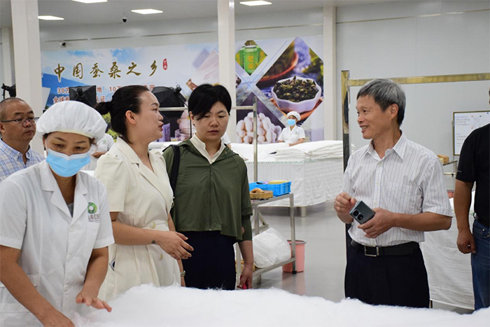 南絲路集團陪同浙江省農(nóng)業(yè)科學院一行到寧南縣考察交流